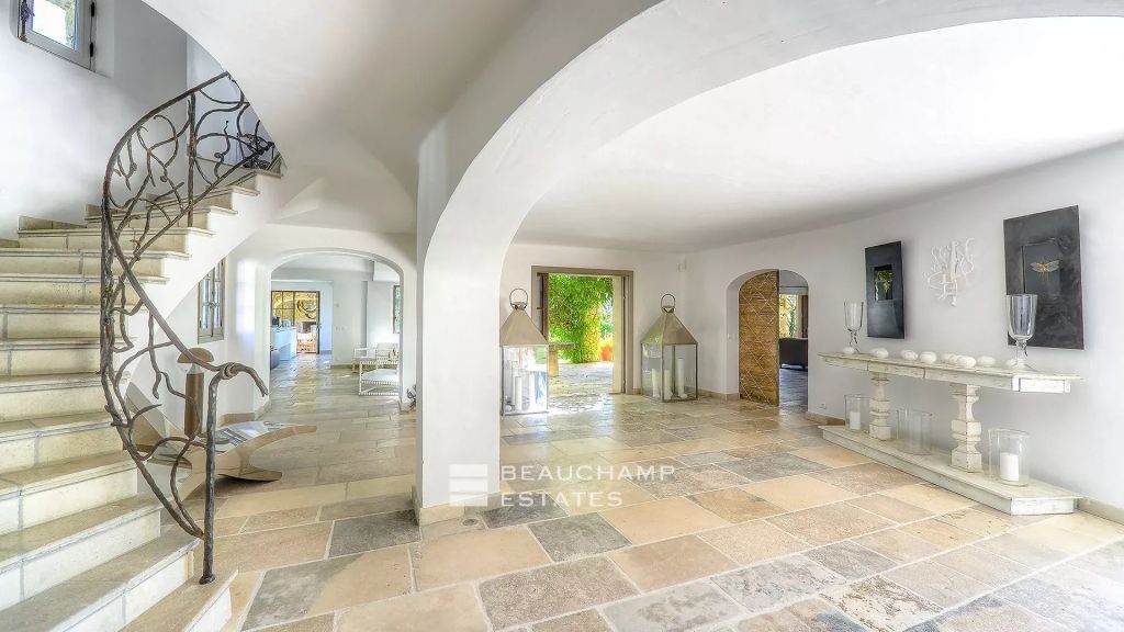 Mougins – Superb Provençal Mas with 6 bedrooms and private Tennis