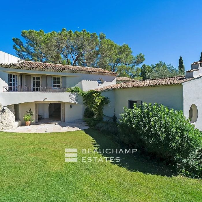 Mas Provençal de 6 chambres avec Tennis à Mougins