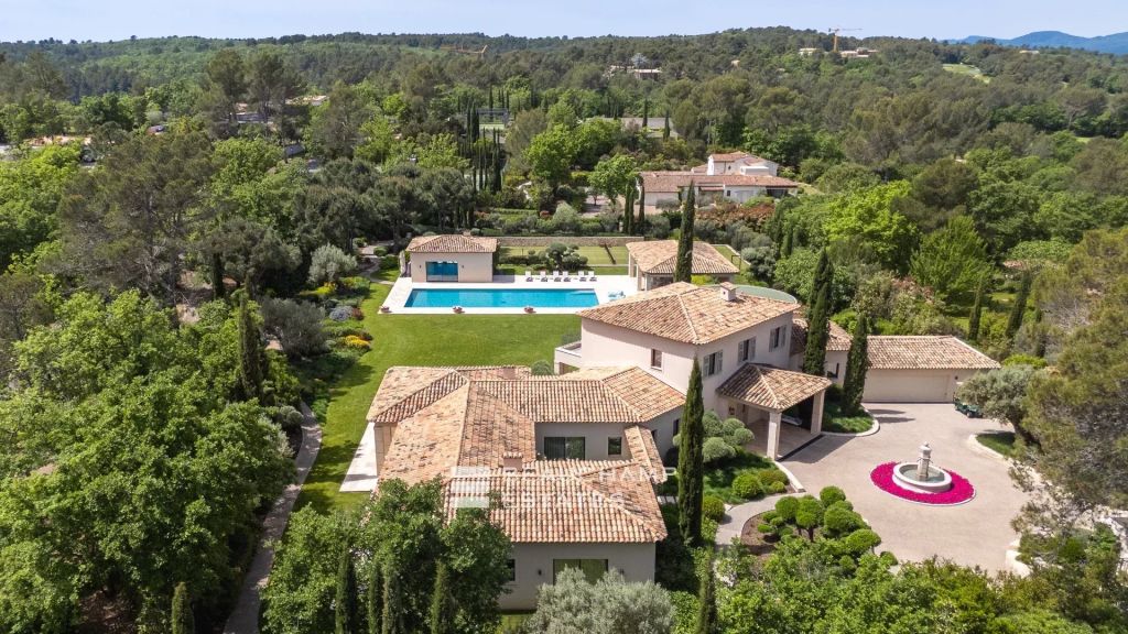 Neo-Provençal property with 7 bedrooms in the heart of the gated Domaine de Terre Blanche.