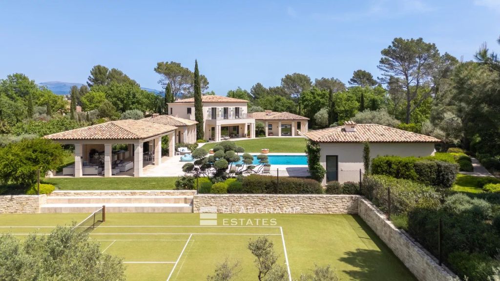 Neo-Provençal property with 7 bedrooms in the heart of the gated Domaine de Terre Blanche.
