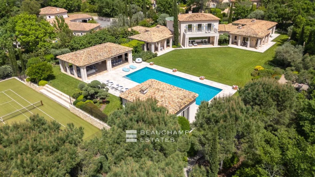 Neo-Provençal property with 7 bedrooms in the heart of the gated Domaine de Terre Blanche.