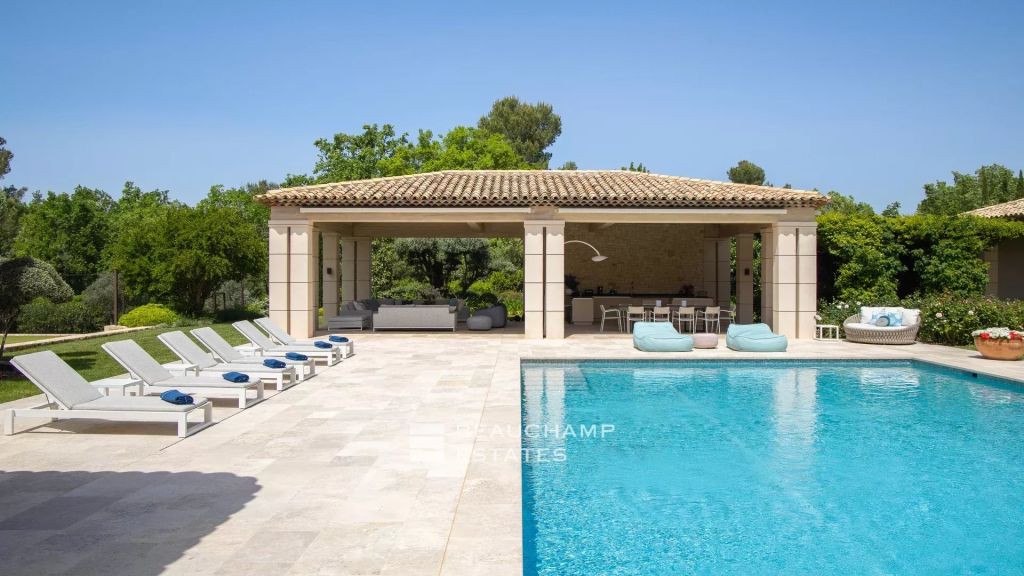 Neo-Provençal property with 7 bedrooms in the heart of the gated Domaine de Terre Blanche.