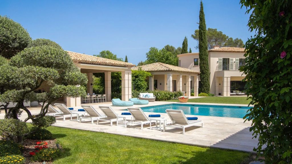 Neo-Provençal property with 7 bedrooms in the heart of the gated Domaine de Terre Blanche.