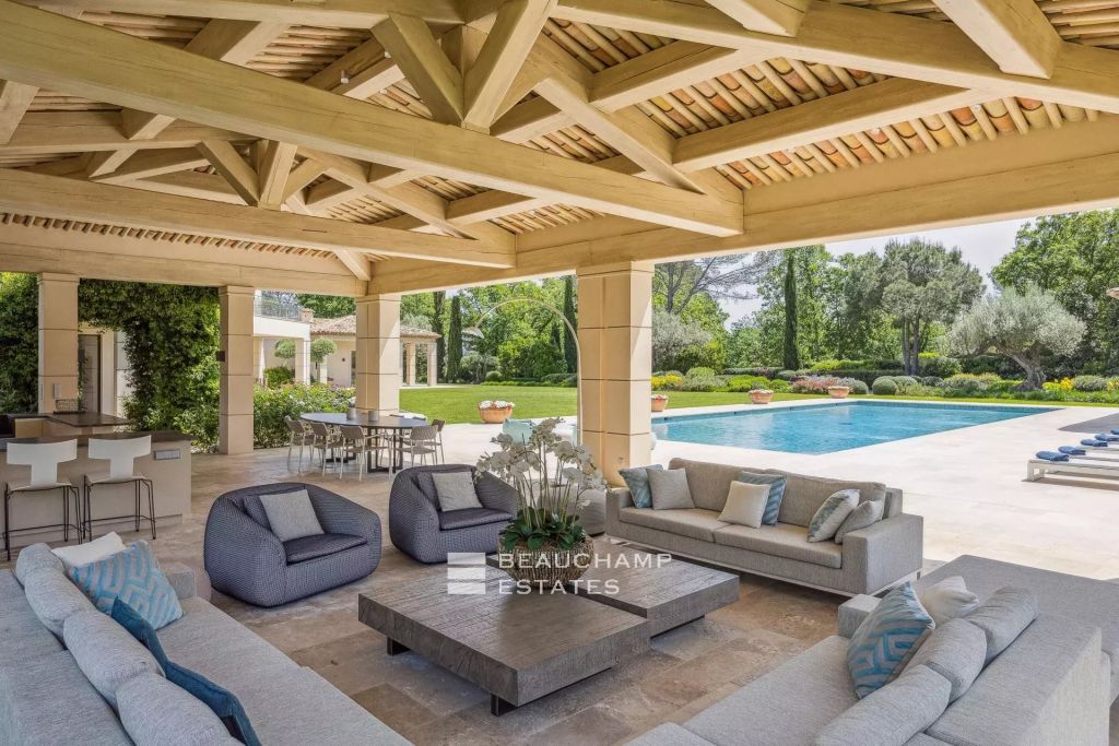 Neo-Provençal property with 7 bedrooms in the heart of the gated Domaine de Terre Blanche.