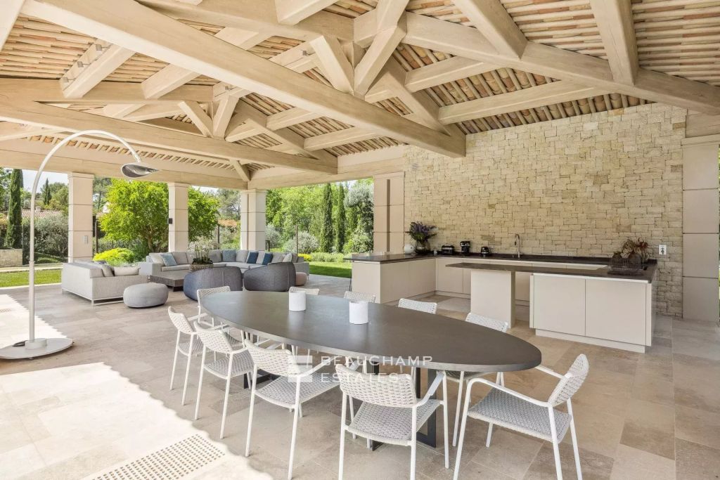 Neo-Provençal property with 7 bedrooms in the heart of the gated Domaine de Terre Blanche.