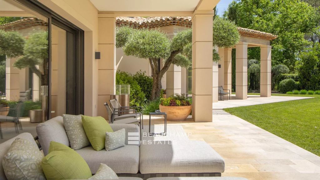 Neo-Provençal property with 7 bedrooms in the heart of the gated Domaine de Terre Blanche.