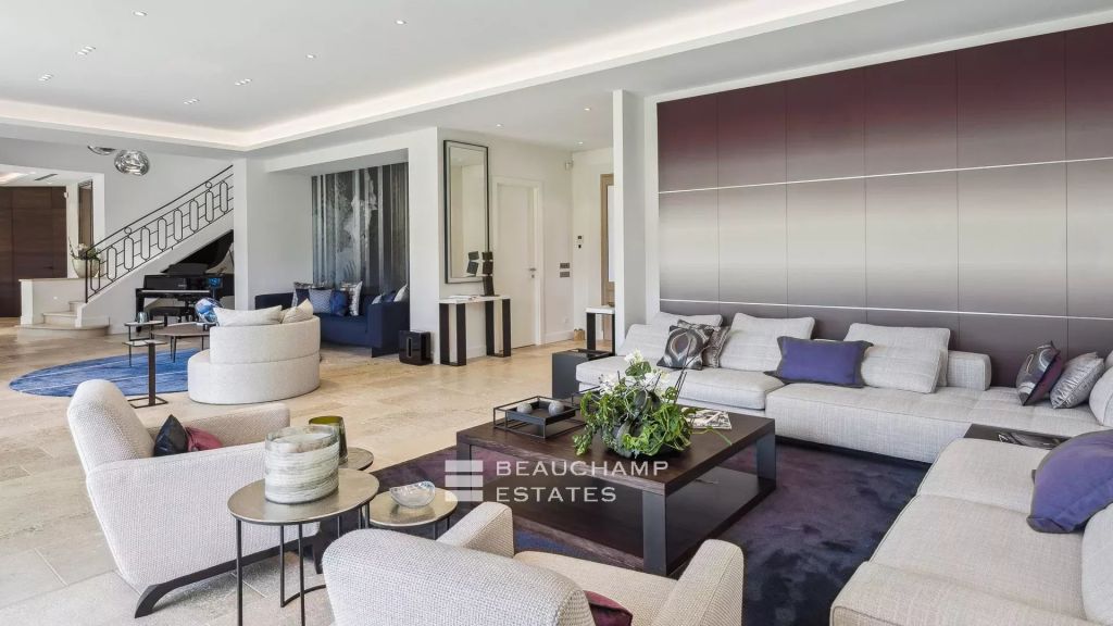 Neo-Provençal property with 7 bedrooms in the heart of the gated Domaine de Terre Blanche.