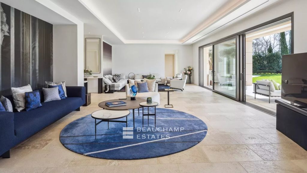 Neo-Provençal property with 7 bedrooms in the heart of the gated Domaine de Terre Blanche.