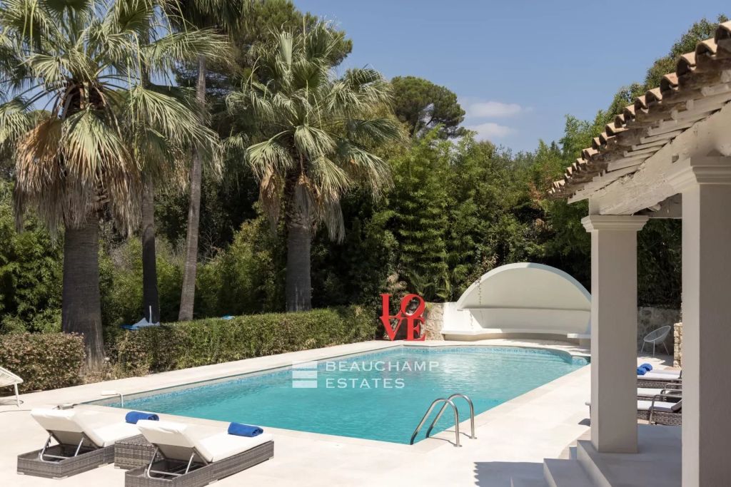 Neo-Provençal villa with 4 bedrooms, overlooking the village and featuring a tennis court