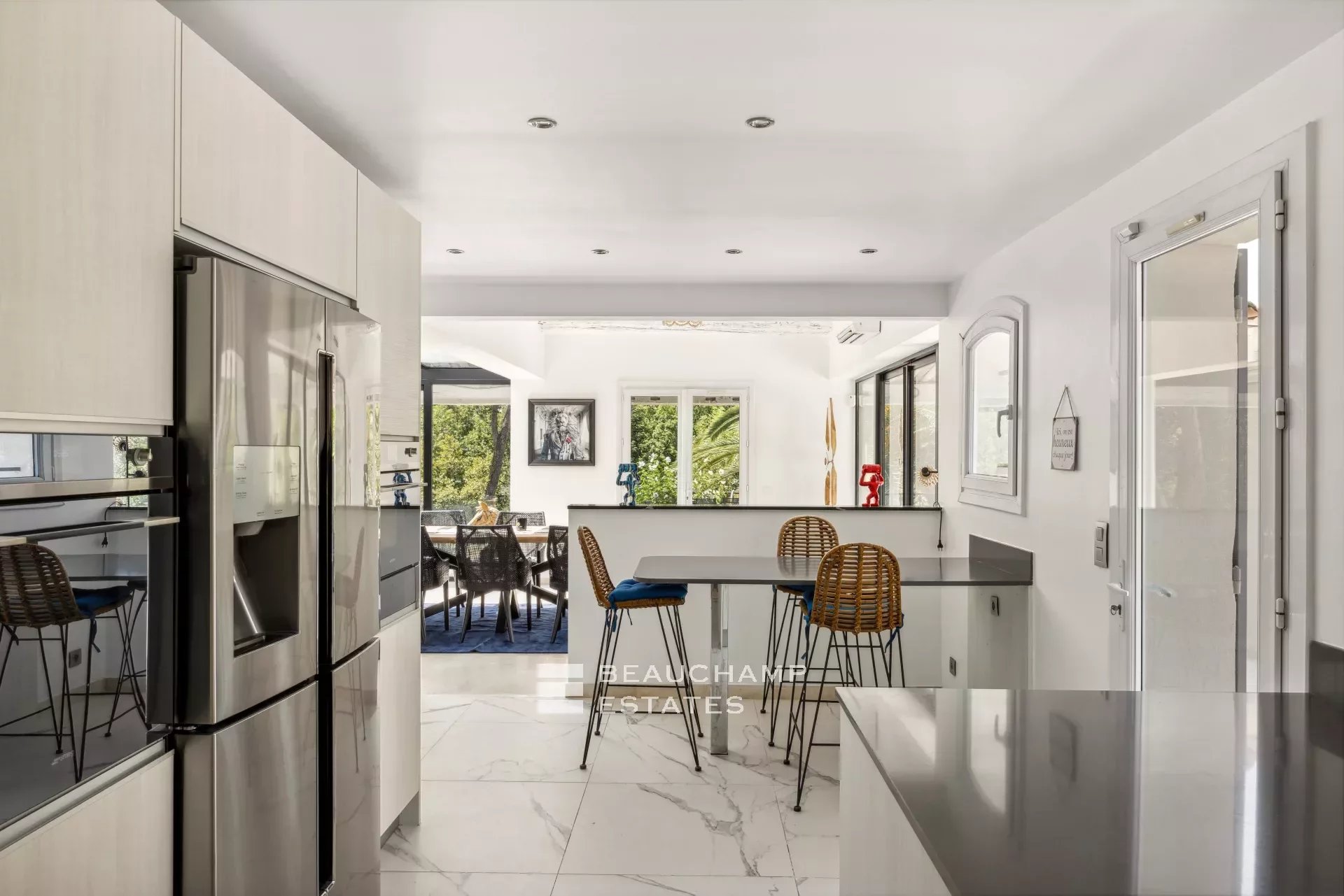 Villa néo-provençale de 4 chambres avec vue sur le village et court de tennis Neo-Provençal villa with 4 bedrooms, overlooking the village and featuring a tennis court