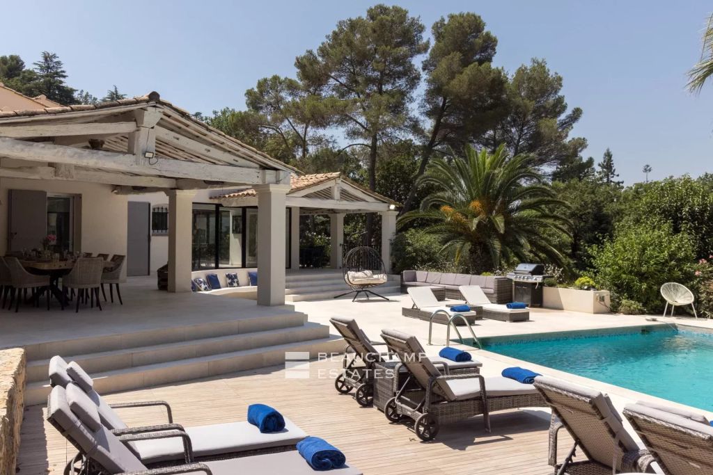Neo-Provençal villa with 4 bedrooms, overlooking the village and featuring a tennis court