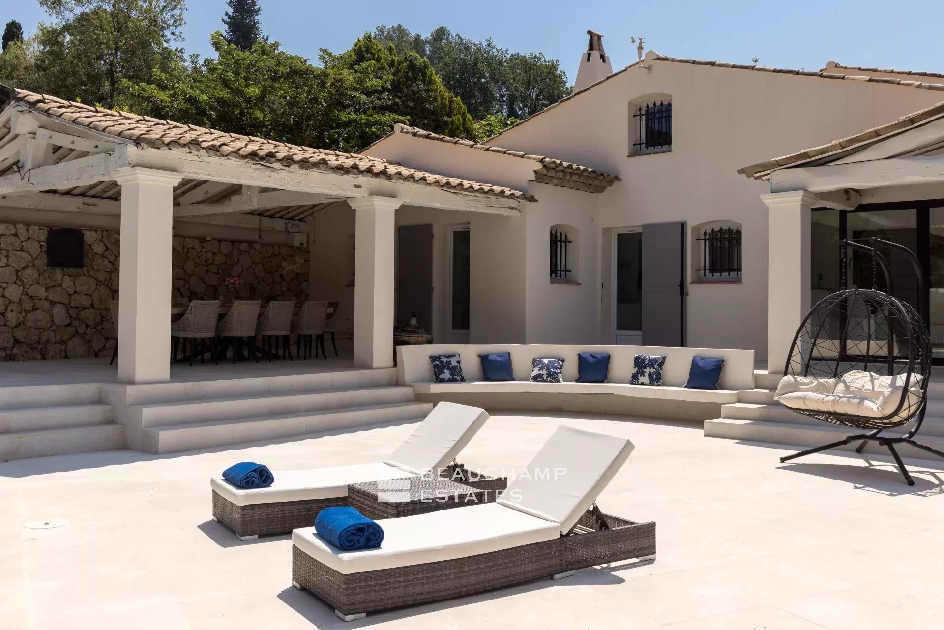 Villa néo-provençale de 4 chambres avec vue sur le village et court de tennis Neo-Provençal villa with 4 bedrooms, overlooking the village and featuring a tennis court