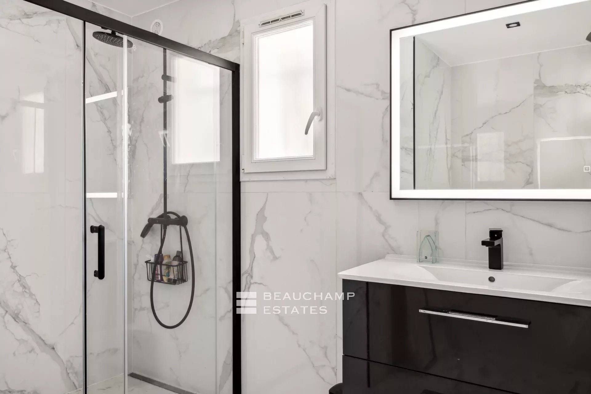 Villa néo-provençale de 4 chambres avec vue sur le village et court de tennis Neo-Provençal villa with 4 bedrooms, overlooking the village and featuring a tennis court