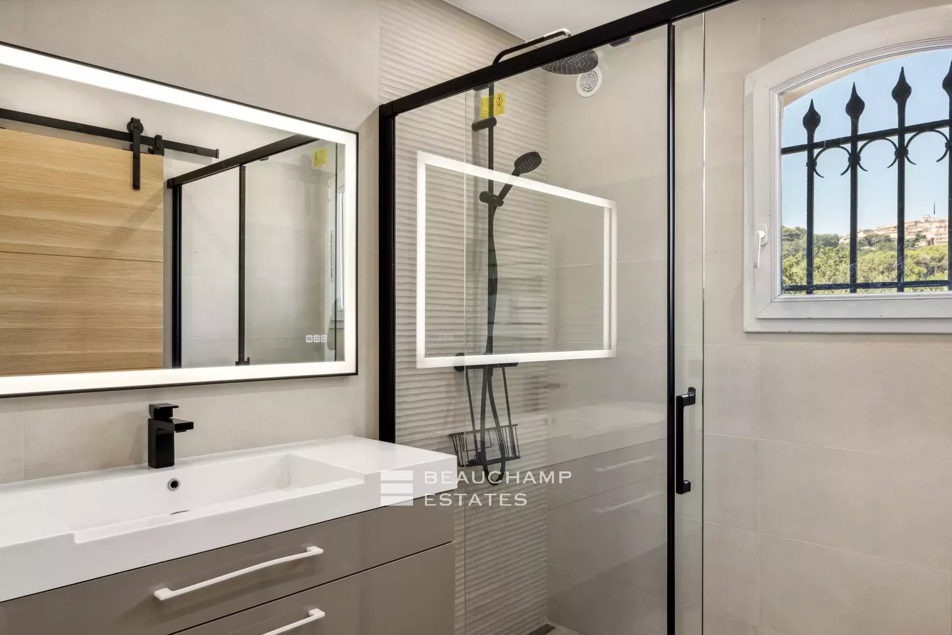 Villa néo-provençale de 4 chambres avec vue sur le village et court de tennis Neo-Provençal villa with 4 bedrooms, overlooking the village and featuring a tennis court