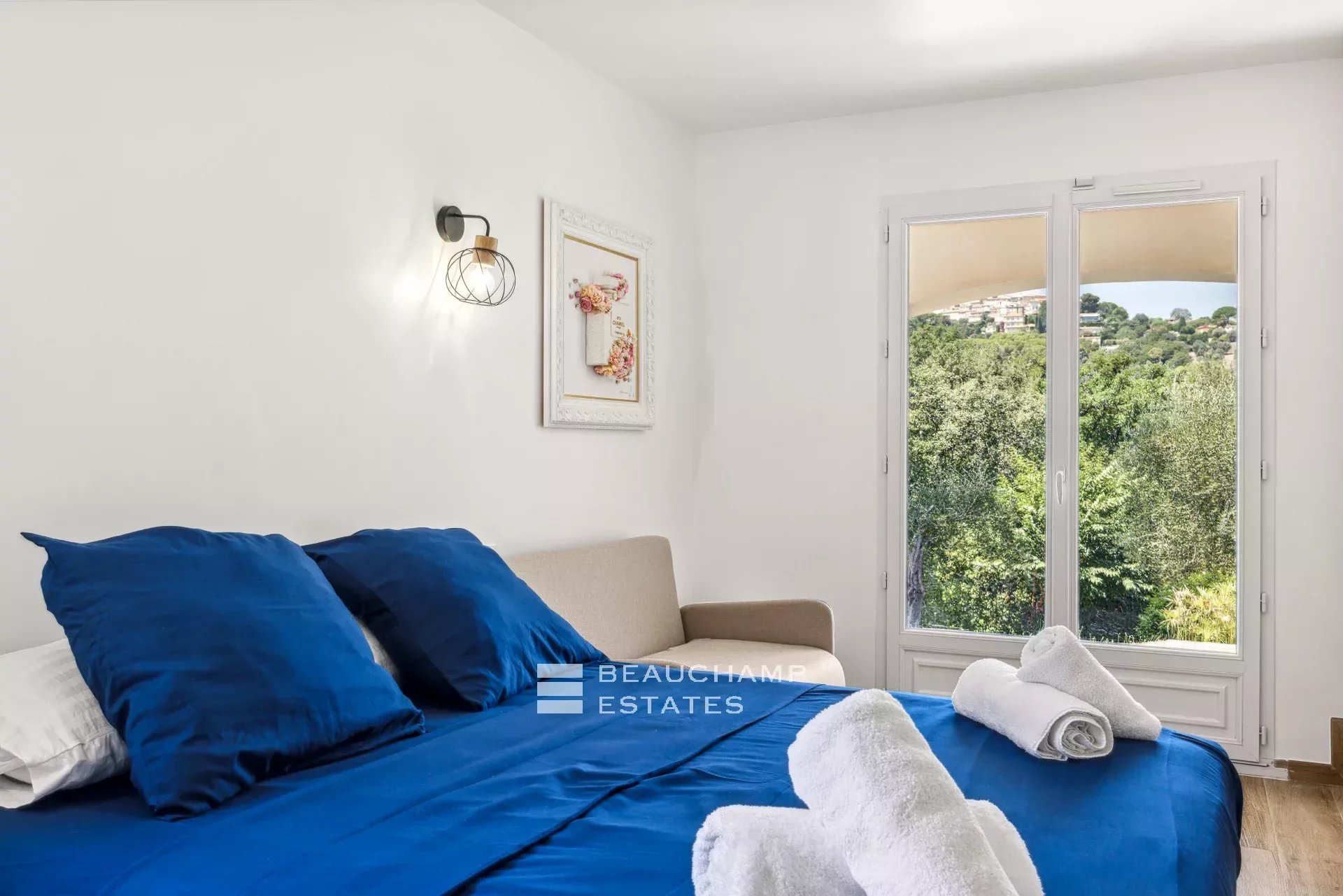 Villa néo-provençale de 4 chambres avec vue sur le village et court de tennis Neo-Provençal villa with 4 bedrooms, overlooking the village and featuring a tennis court