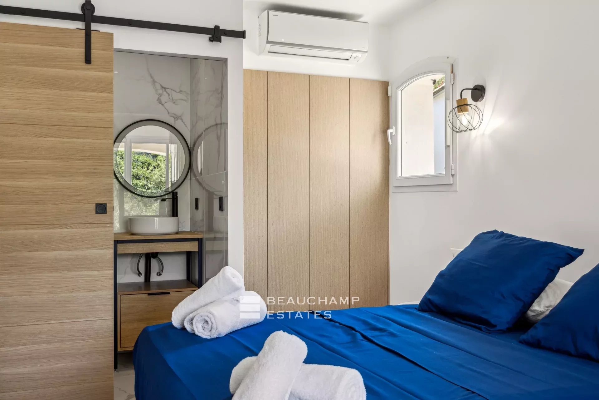 Villa néo-provençale de 4 chambres avec vue sur le village et court de tennis Neo-Provençal villa with 4 bedrooms, overlooking the village and featuring a tennis court