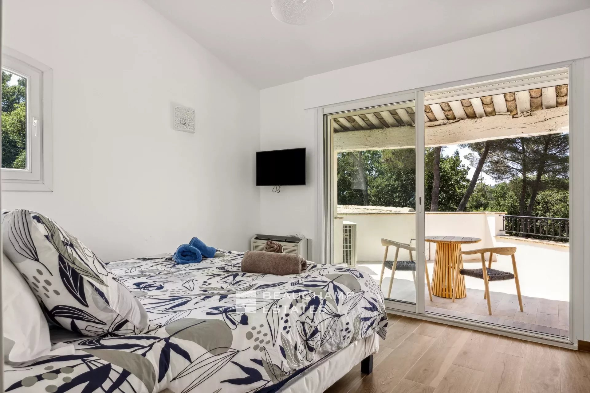 Villa néo-provençale de 4 chambres avec vue sur le village et court de tennis Neo-Provençal villa with 4 bedrooms, overlooking the village and featuring a tennis court