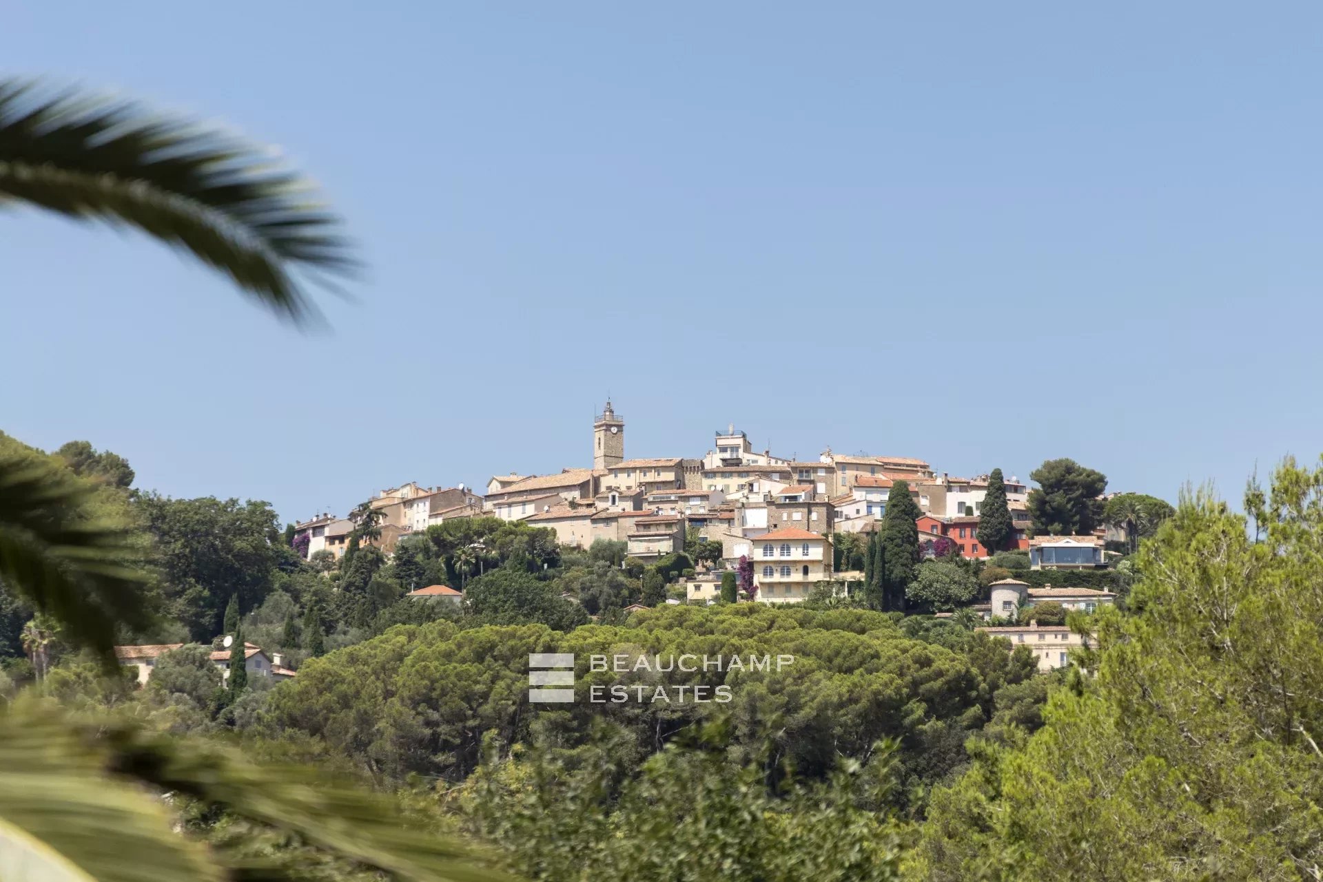 Villa néo-provençale de 4 chambres avec vue sur le village et court de tennis Neo-Provençal villa with 4 bedrooms, overlooking the village and featuring a tennis court