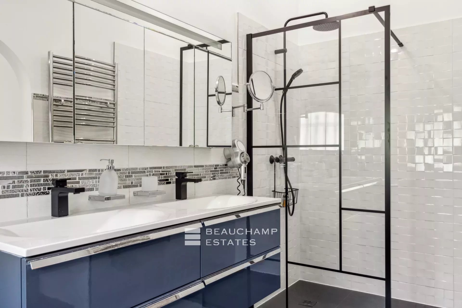 Villa néo-provençale de 4 chambres avec vue sur le village et court de tennis Neo-Provençal villa with 4 bedrooms, overlooking the village and featuring a tennis court