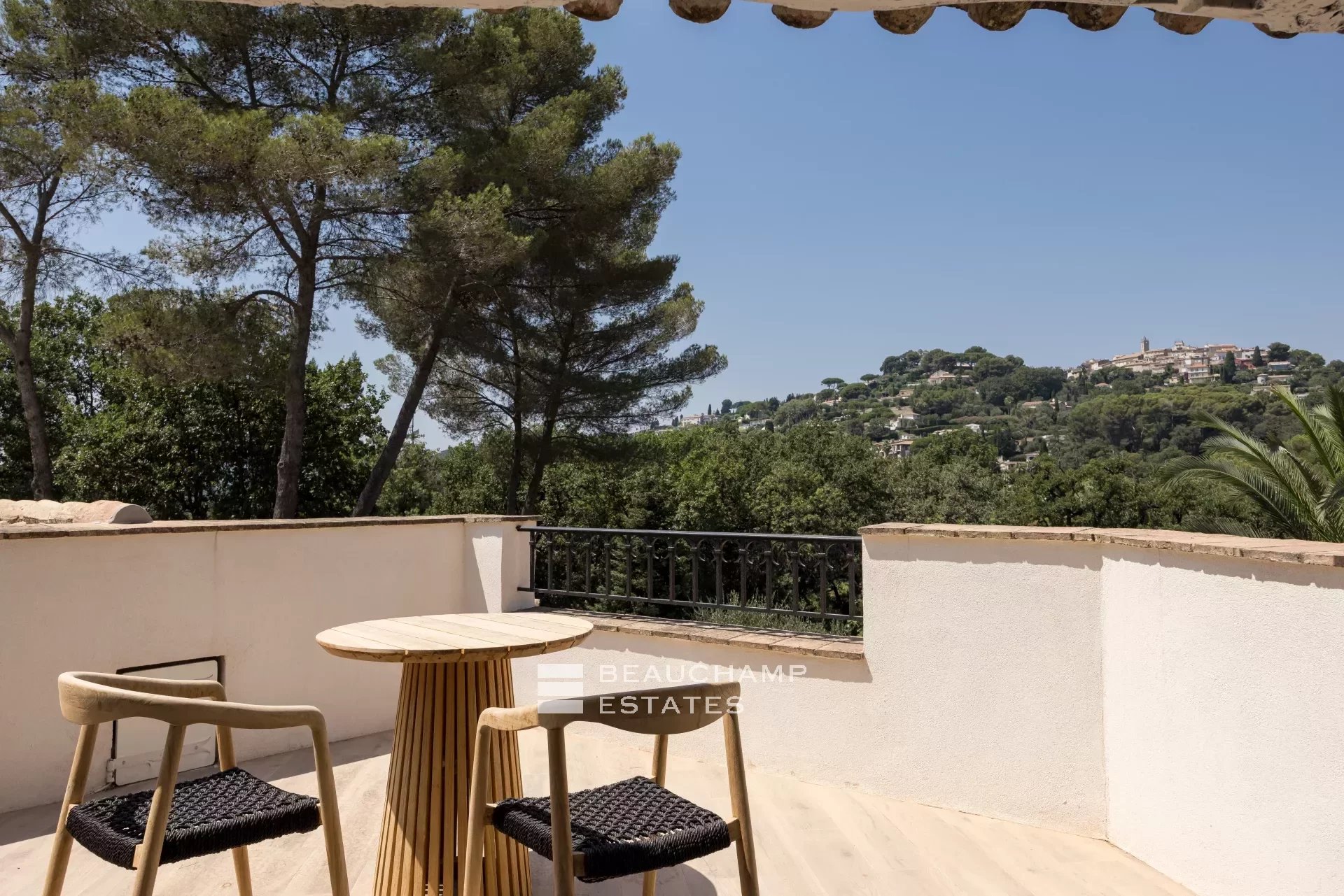 Villa néo-provençale de 4 chambres avec vue sur le village et court de tennis Neo-Provençal villa with 4 bedrooms, overlooking the village and featuring a tennis court