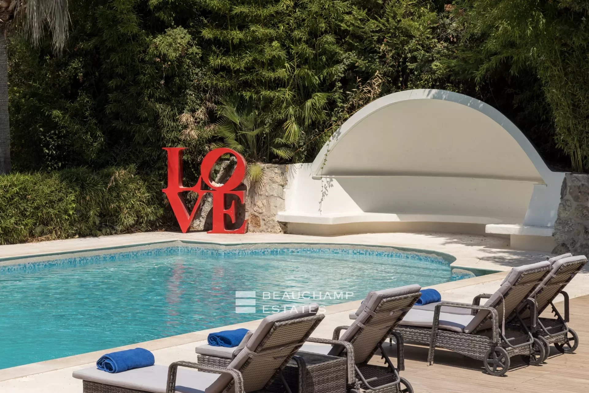 Villa néo-provençale de 4 chambres avec vue sur le village et court de tennis Neo-Provençal villa with 4 bedrooms, overlooking the village and featuring a tennis court