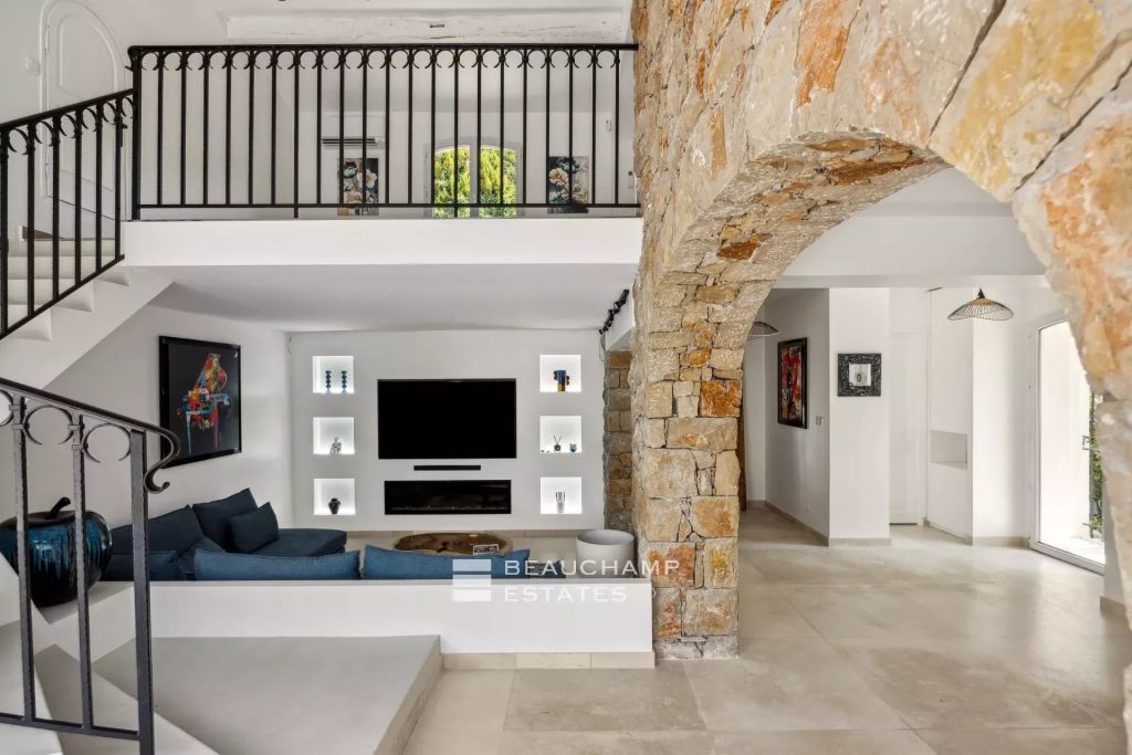 Neo-Provençal villa with 4 bedrooms, overlooking the village and featuring a tennis court