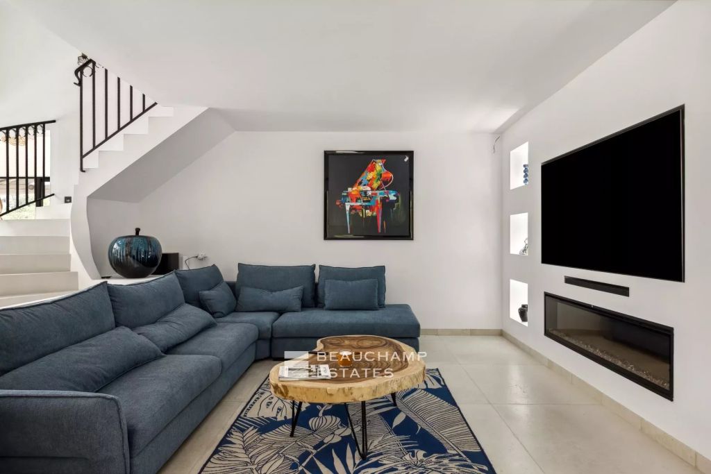 Neo-Provençal villa with 4 bedrooms, overlooking the village and featuring a tennis court