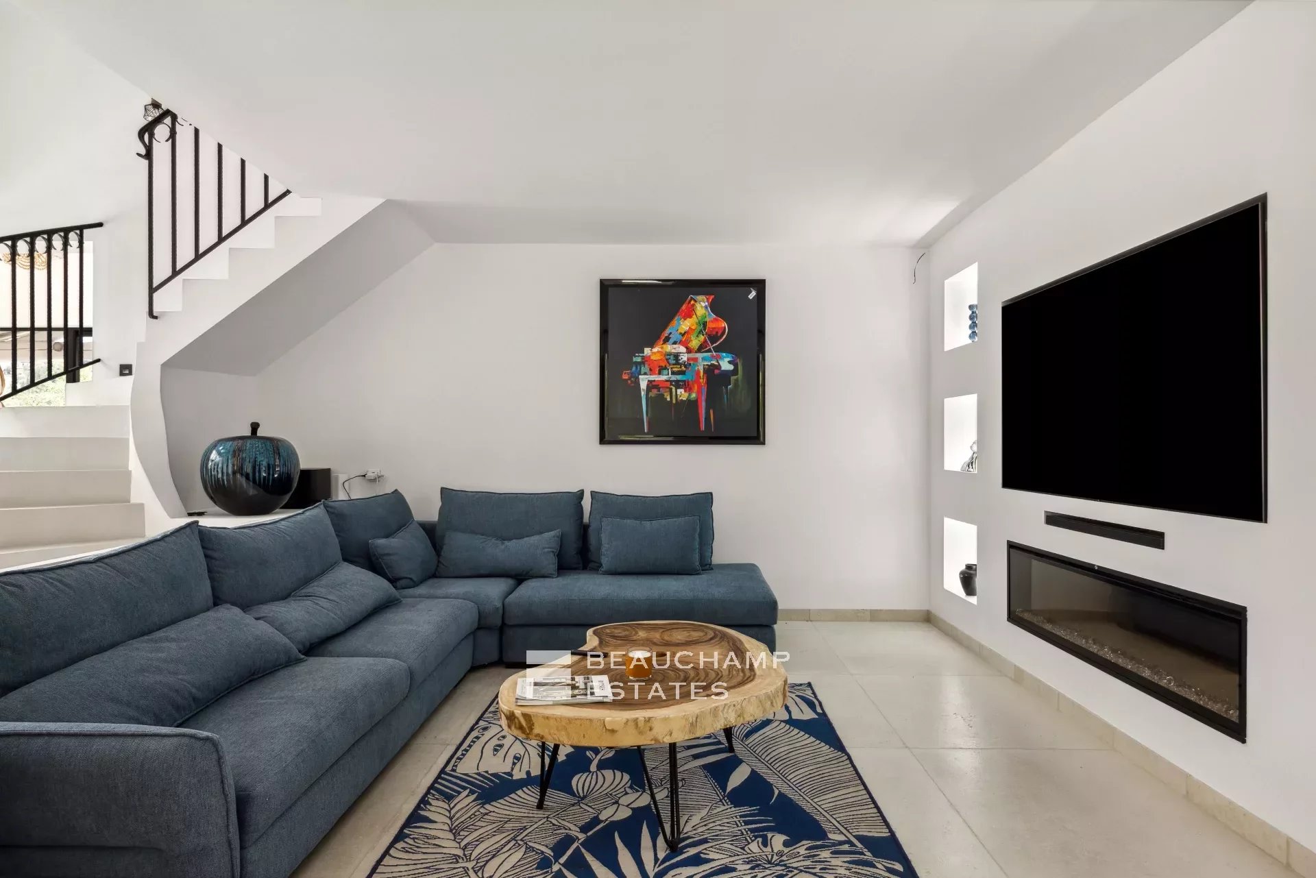 Villa néo-provençale de 4 chambres avec vue sur le village et court de tennis Neo-Provençal villa with 4 bedrooms, overlooking the village and featuring a tennis court