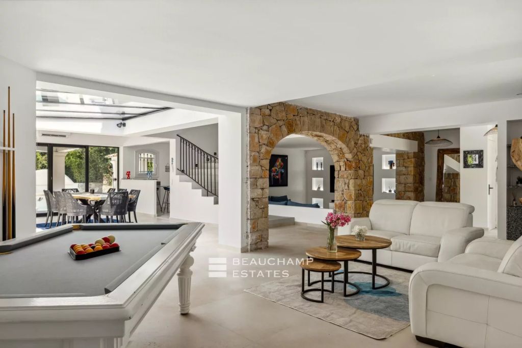 Neo-Provençal villa with 4 bedrooms, overlooking the village and featuring a tennis court