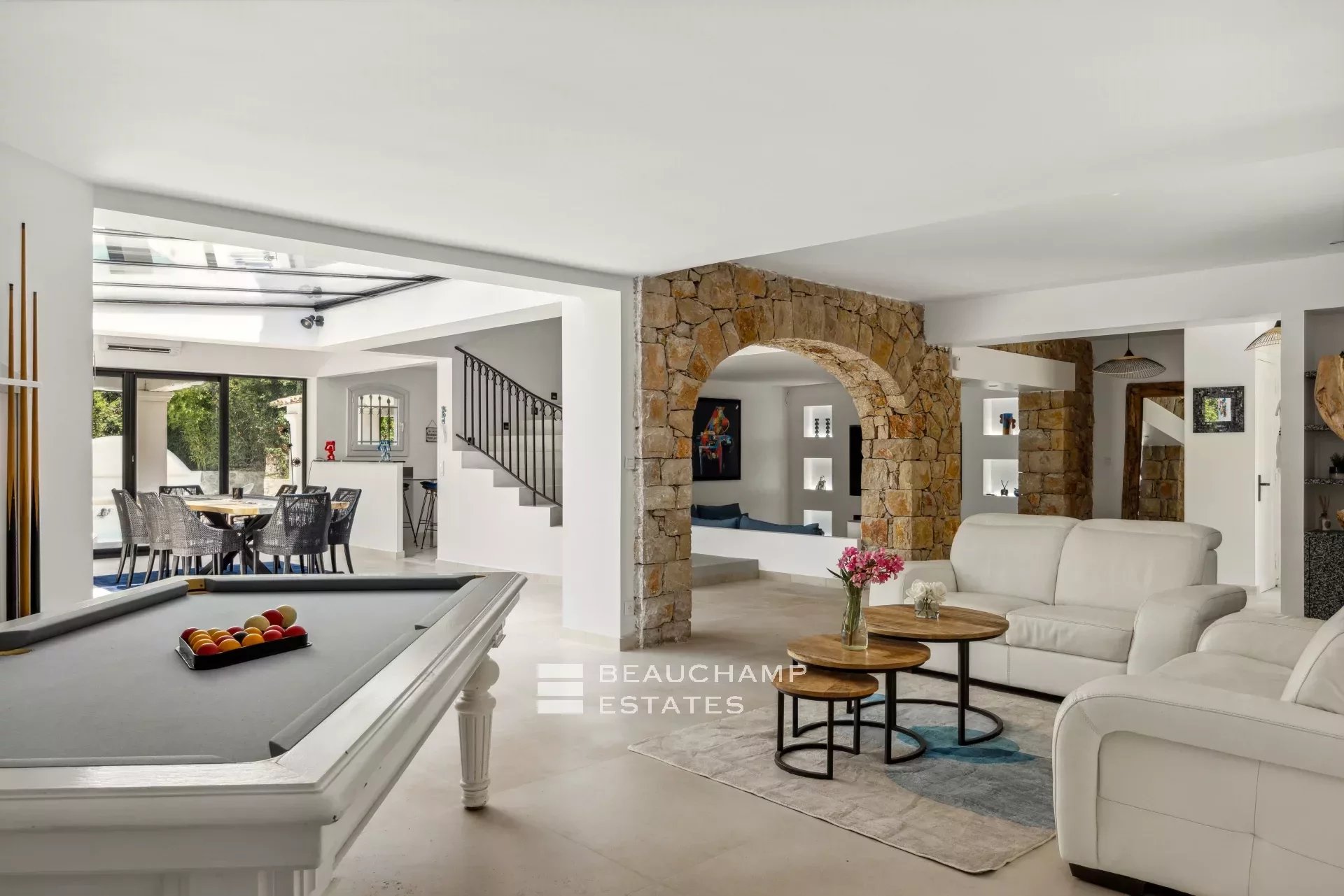 Villa néo-provençale de 4 chambres avec vue sur le village et court de tennis Neo-Provençal villa with 4 bedrooms, overlooking the village and featuring a tennis court