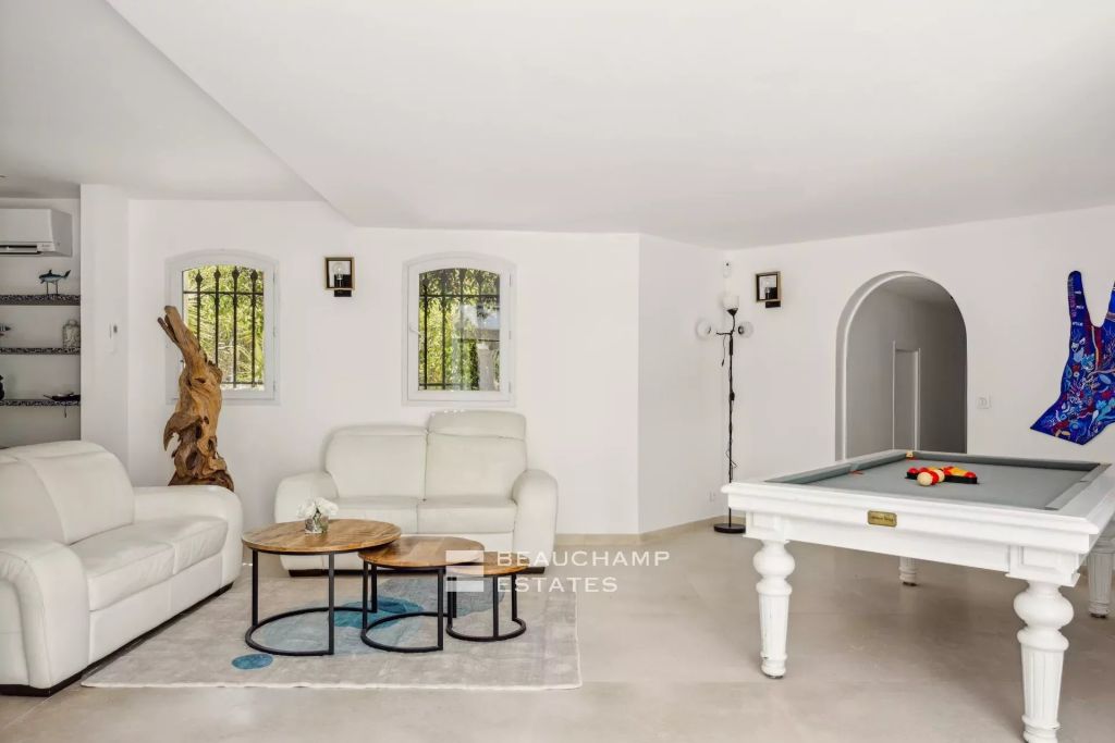 Neo-Provençal villa with 4 bedrooms, overlooking the village and featuring a tennis court