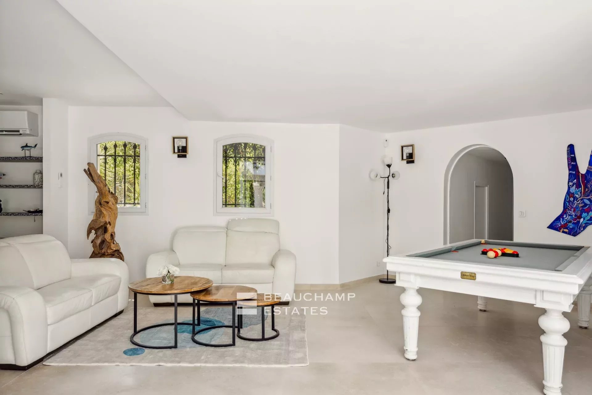 Villa néo-provençale de 4 chambres avec vue sur le village et court de tennis Neo-Provençal villa with 4 bedrooms, overlooking the village and featuring a tennis court