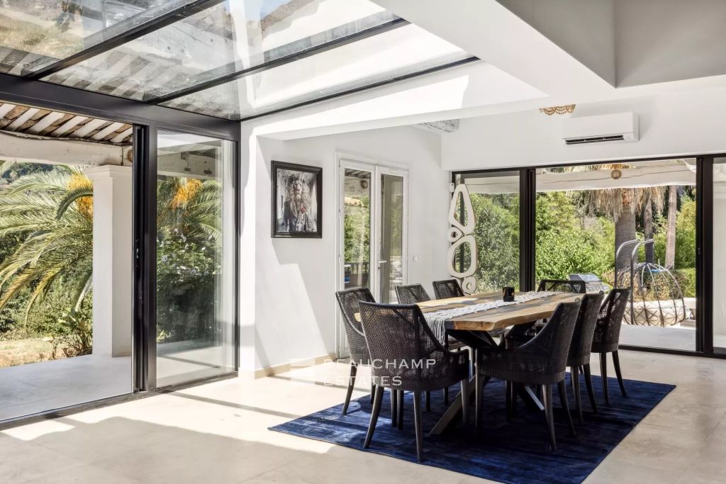 Neo-Provençal villa with 4 bedrooms, overlooking the village and featuring a tennis court