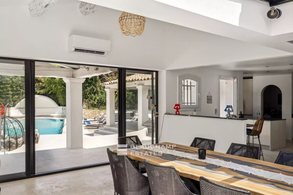 Neo-Provençal villa with 4 bedrooms, overlooking the village and featuring a tennis court