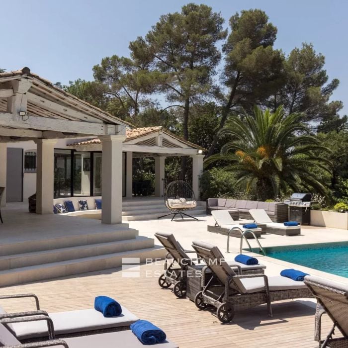 Villa néo-provençale de 4 chambres avec vue sur le village et court de tennis