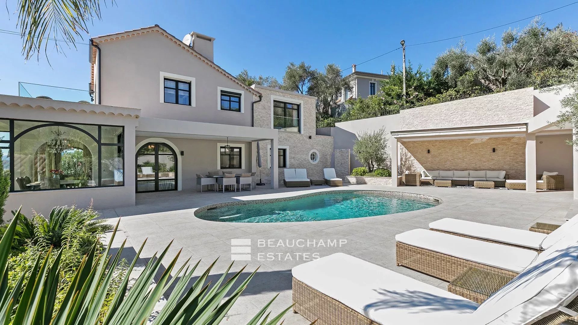 Villa néo-provençale de 5 chambres sur les hauteurs de Cannes Neo-Provencal villa with 5 bedrooms on the heights of Cannes