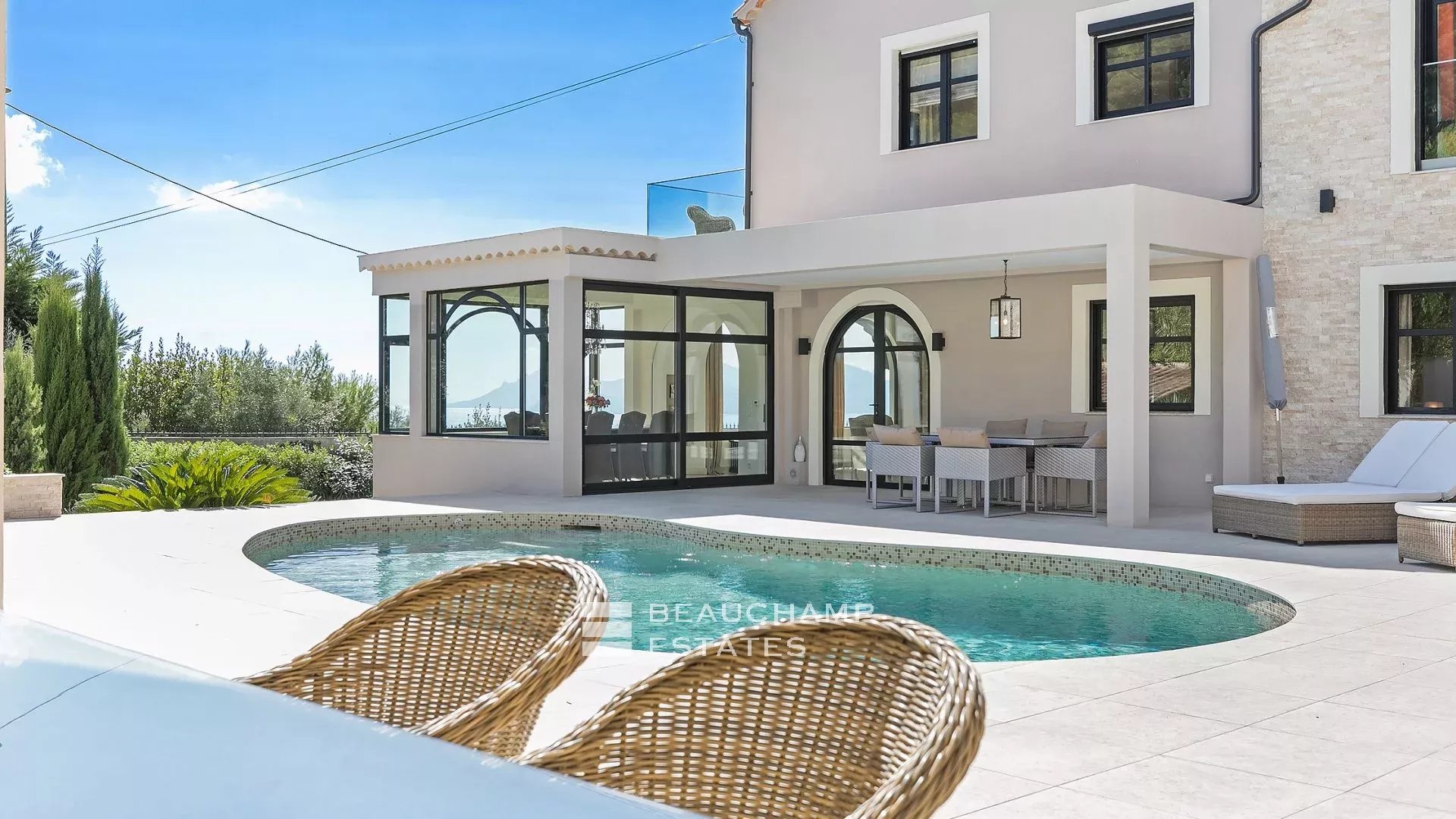 Villa néo-provençale de 5 chambres sur les hauteurs de Cannes Neo-Provencal villa with 5 bedrooms on the heights of Cannes