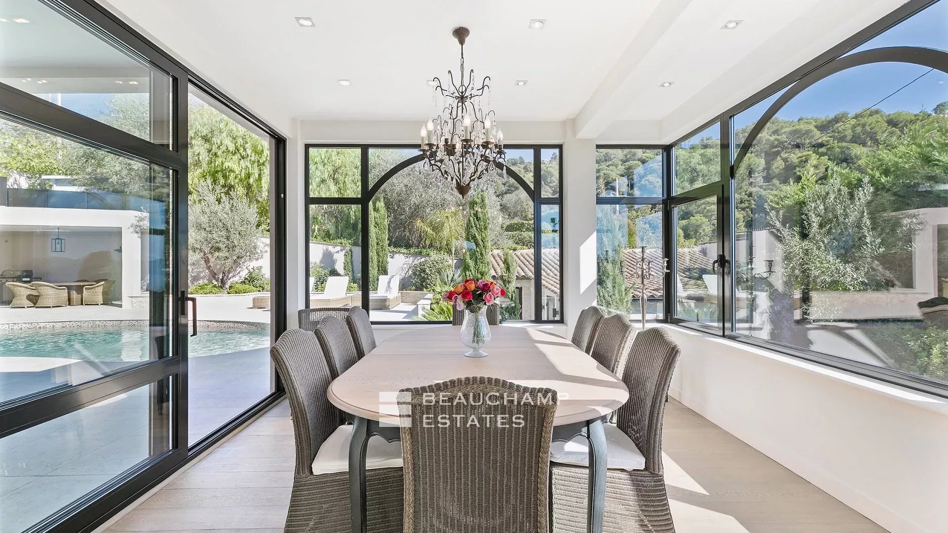 Villa néo-provençale de 5 chambres sur les hauteurs de Cannes Neo-Provencal villa with 5 bedrooms on the heights of Cannes