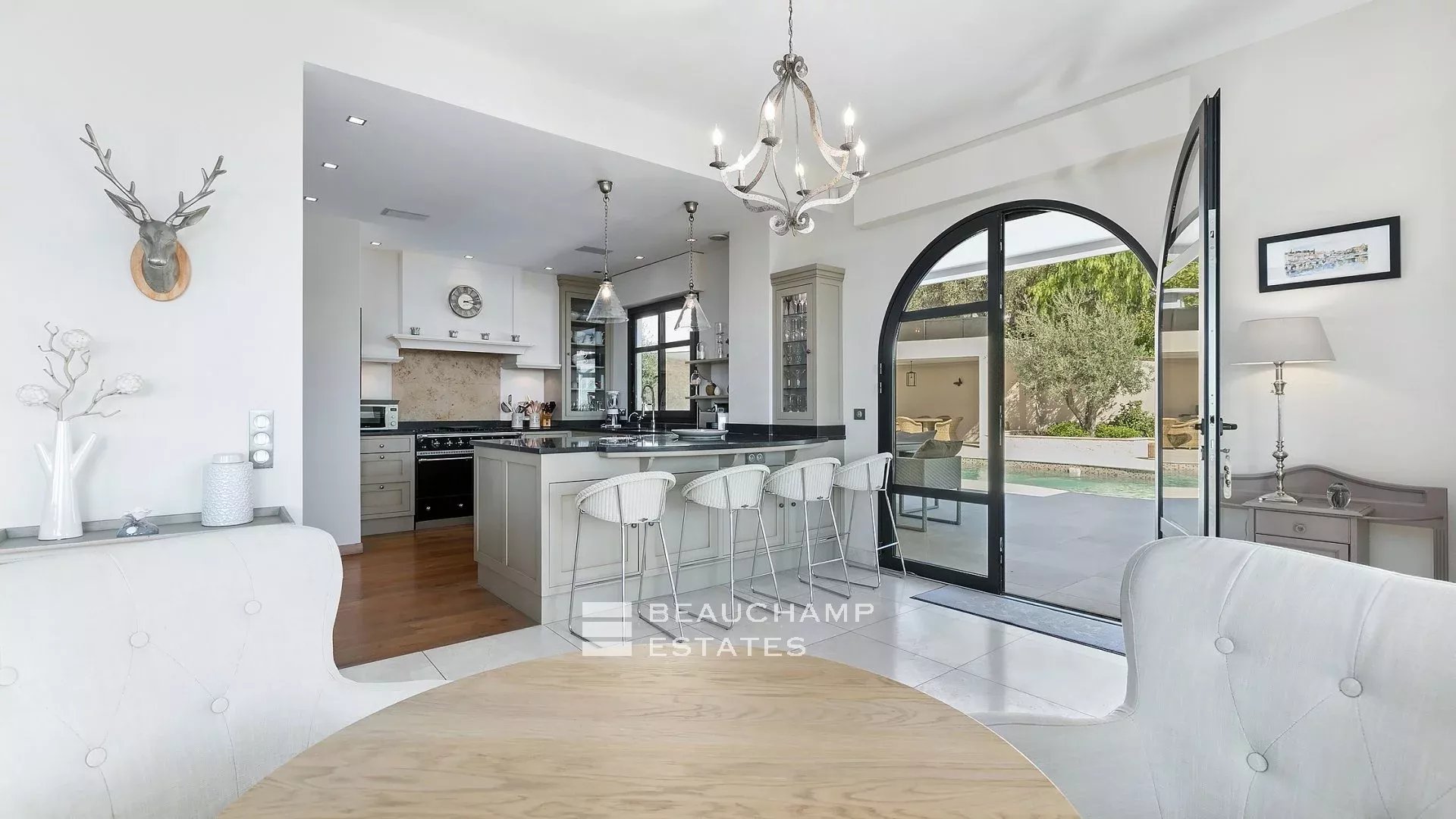 Villa néo-provençale de 5 chambres sur les hauteurs de Cannes Neo-Provencal villa with 5 bedrooms on the heights of Cannes