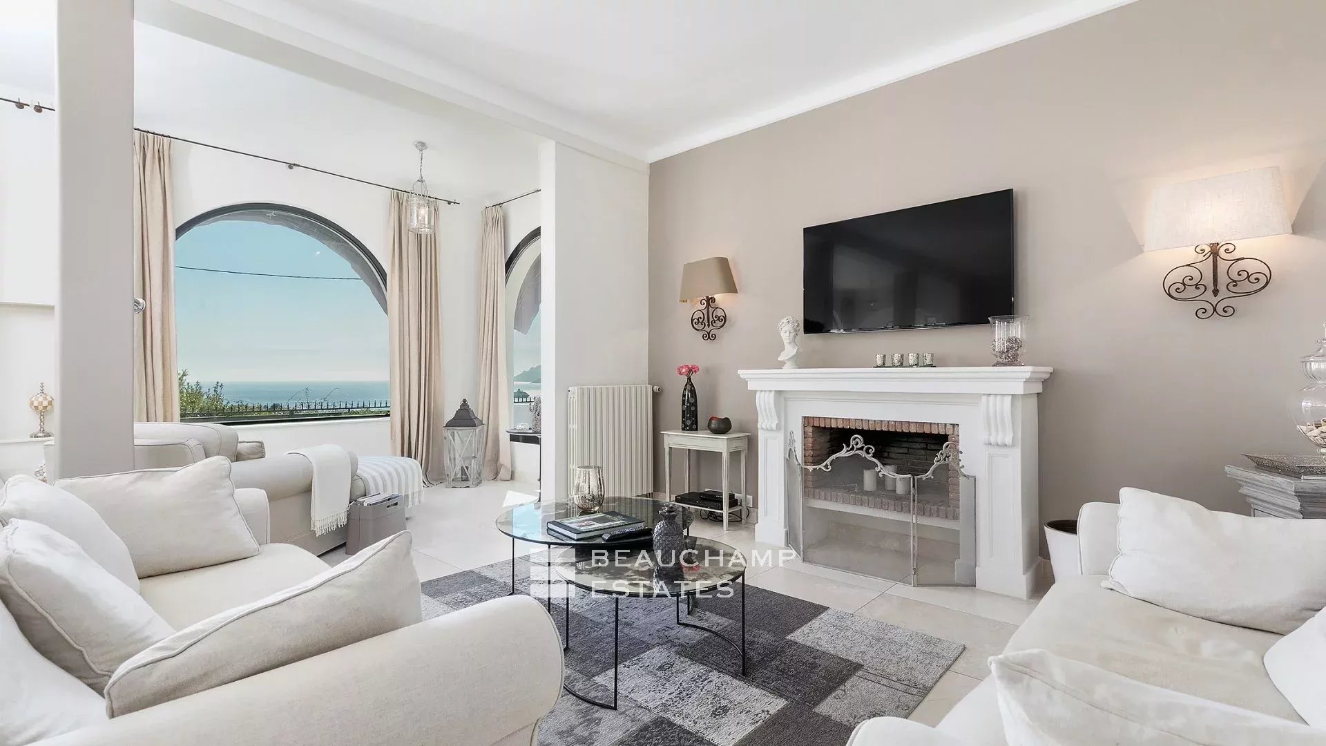 Villa néo-provençale de 5 chambres sur les hauteurs de Cannes Neo-Provencal villa with 5 bedrooms on the heights of Cannes