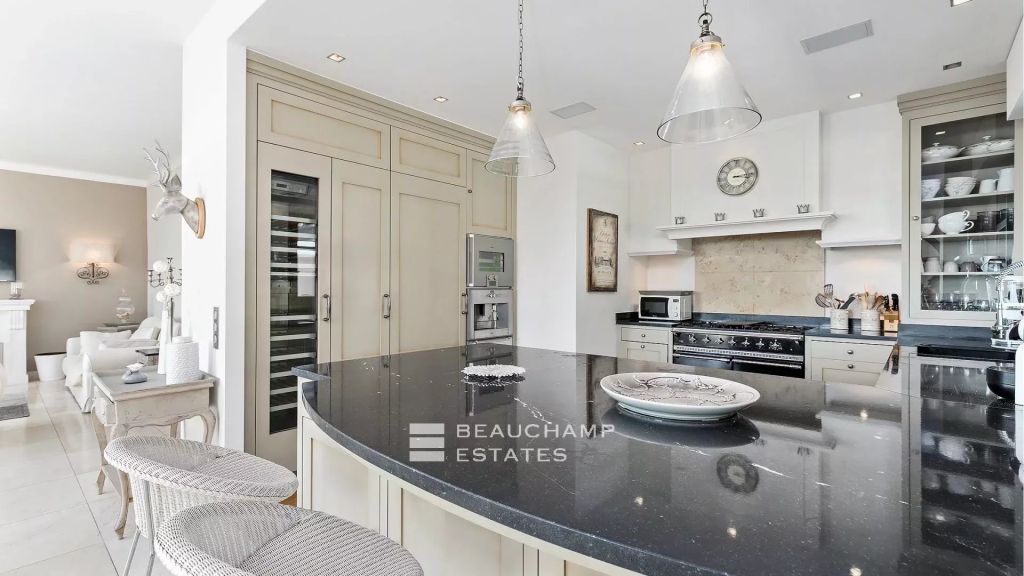 Neo-Provencal villa with 5 bedrooms on the heights of Cannes