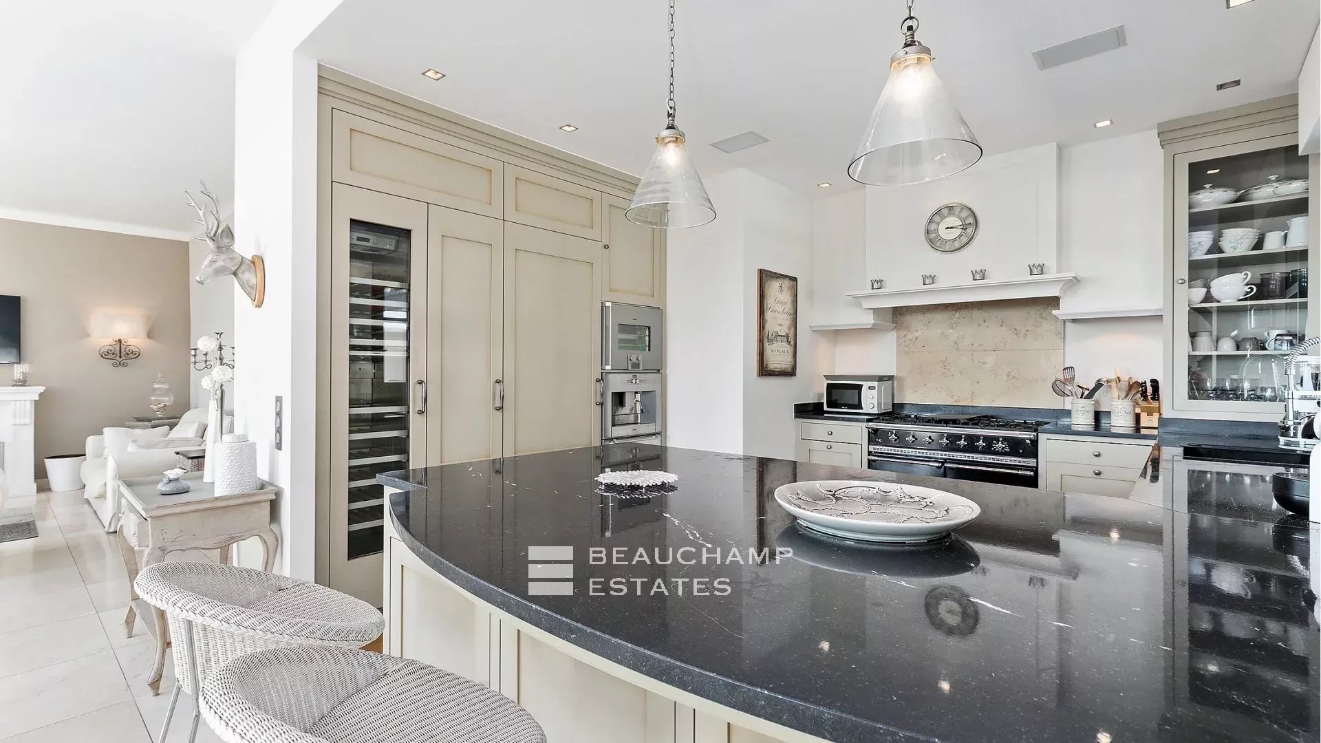 Villa néo-provençale de 5 chambres sur les hauteurs de Cannes Neo-Provencal villa with 5 bedrooms on the heights of Cannes