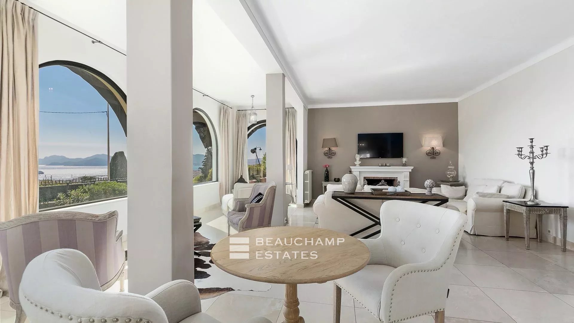 Villa néo-provençale de 5 chambres sur les hauteurs de Cannes Neo-Provencal villa with 5 bedrooms on the heights of Cannes