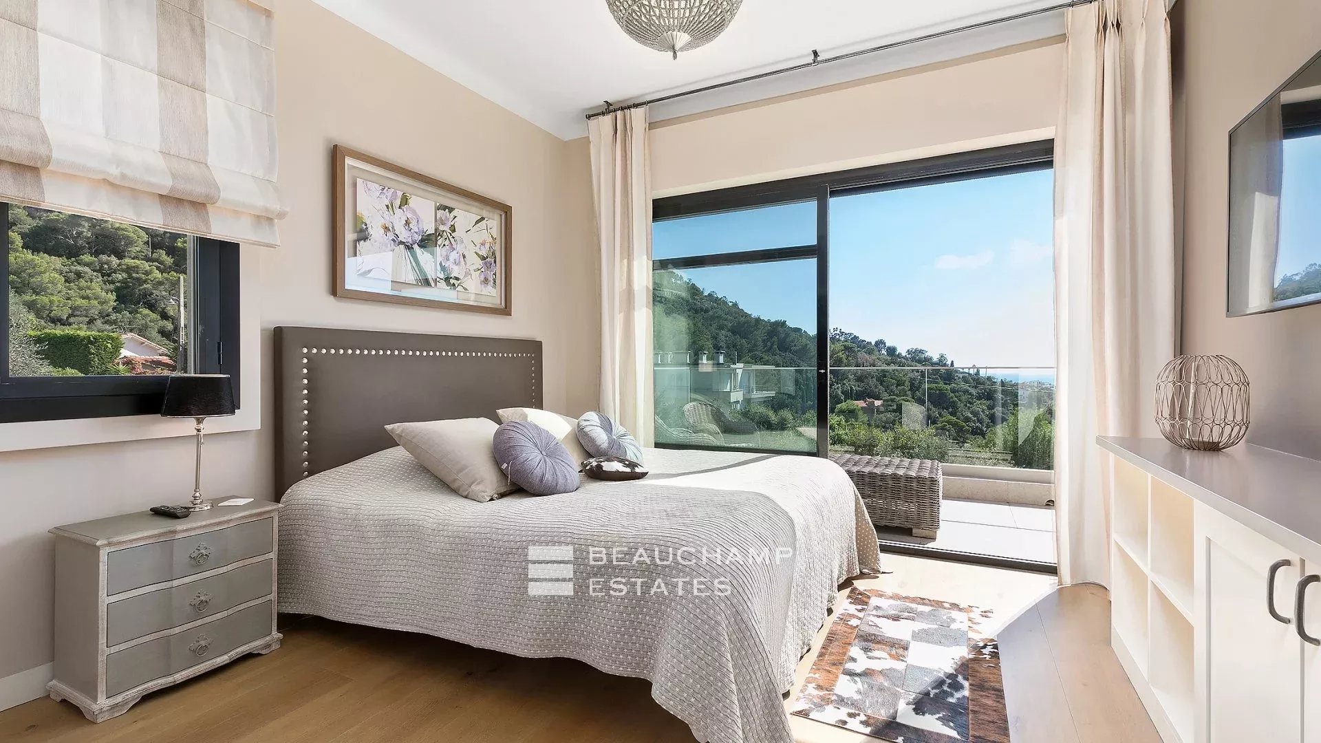 Villa néo-provençale de 5 chambres sur les hauteurs de Cannes Neo-Provencal villa with 5 bedrooms on the heights of Cannes