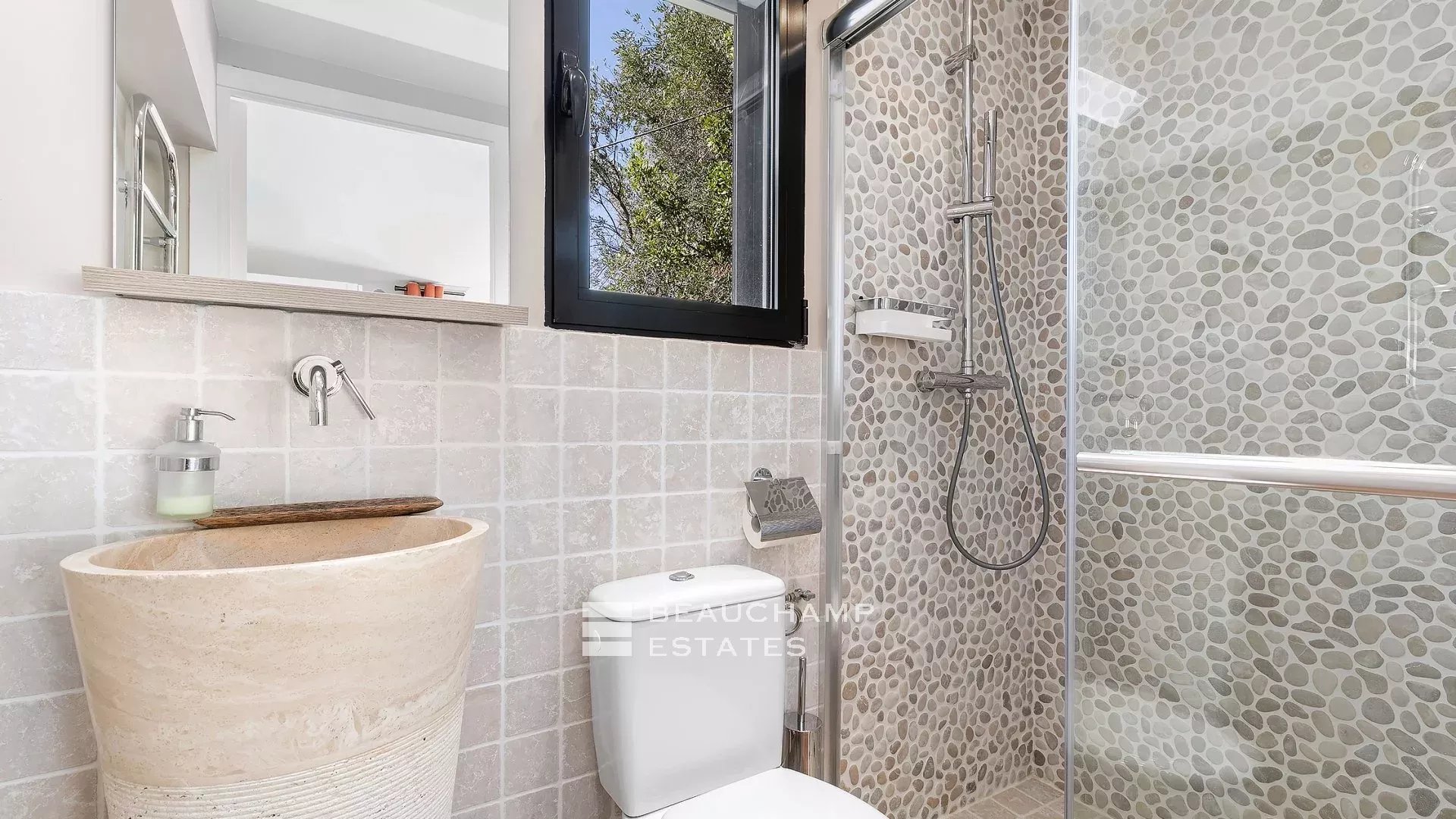 Villa néo-provençale de 5 chambres sur les hauteurs de Cannes Neo-Provencal villa with 5 bedrooms on the heights of Cannes