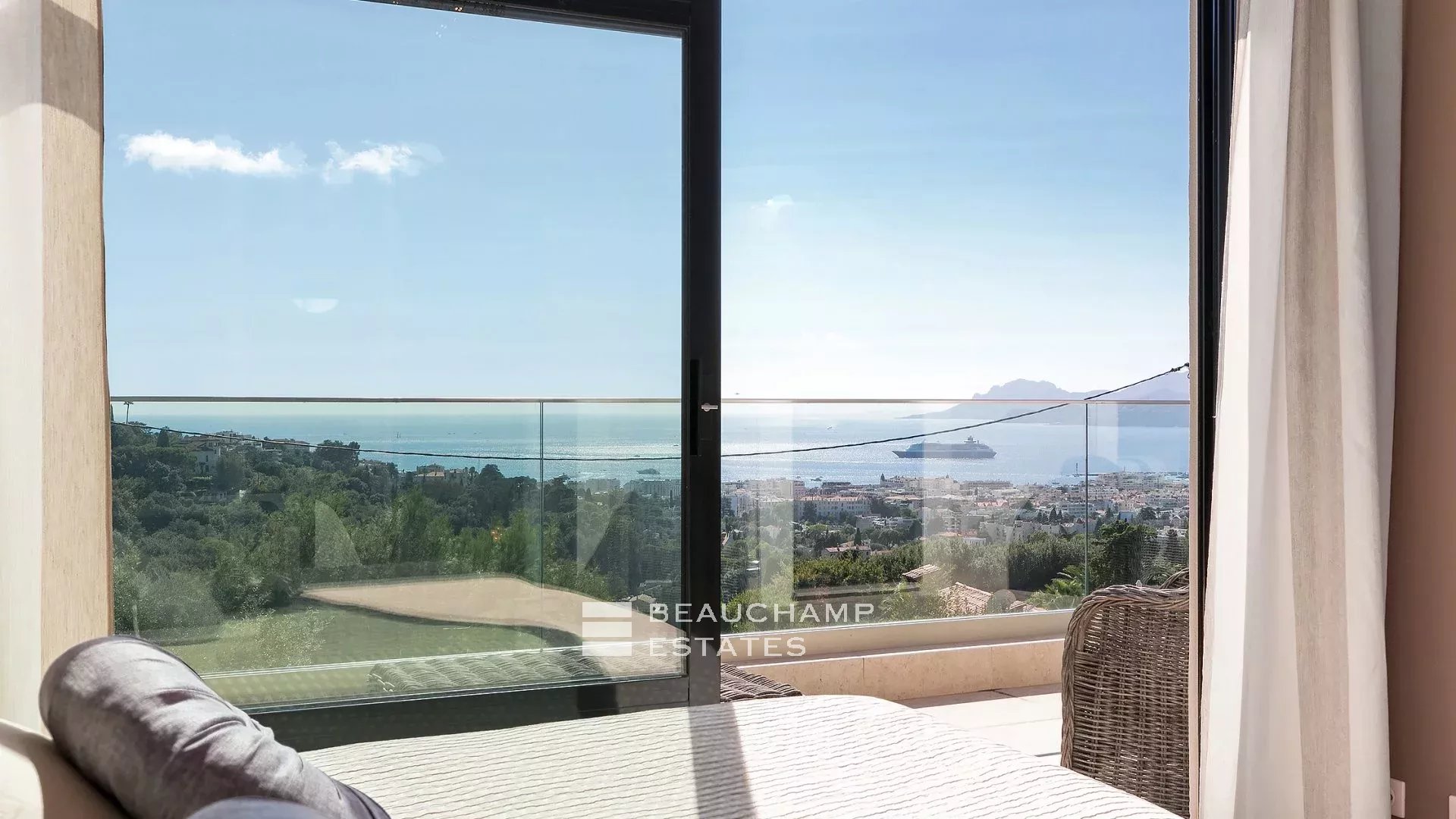 Villa néo-provençale de 5 chambres sur les hauteurs de Cannes Neo-Provencal villa with 5 bedrooms on the heights of Cannes