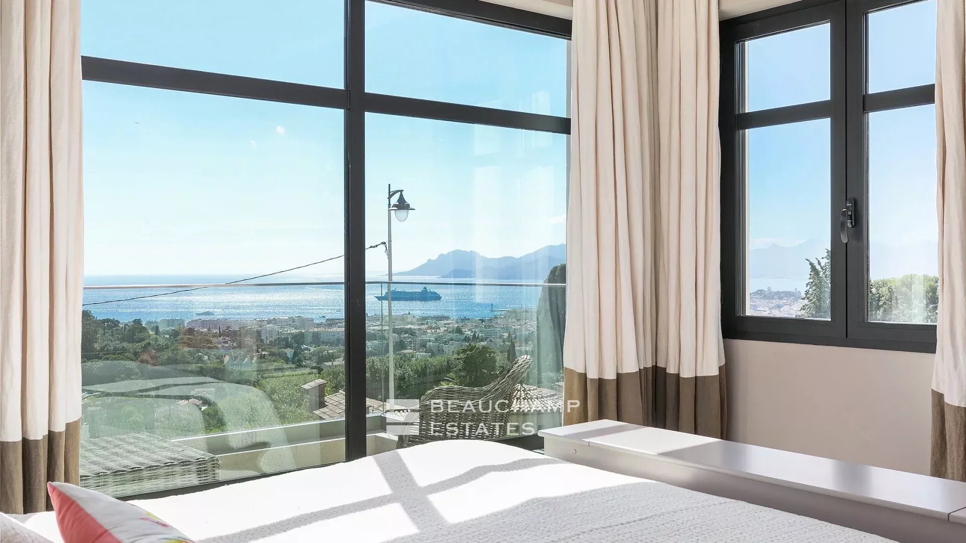 Villa néo-provençale de 5 chambres sur les hauteurs de Cannes Neo-Provencal villa with 5 bedrooms on the heights of Cannes