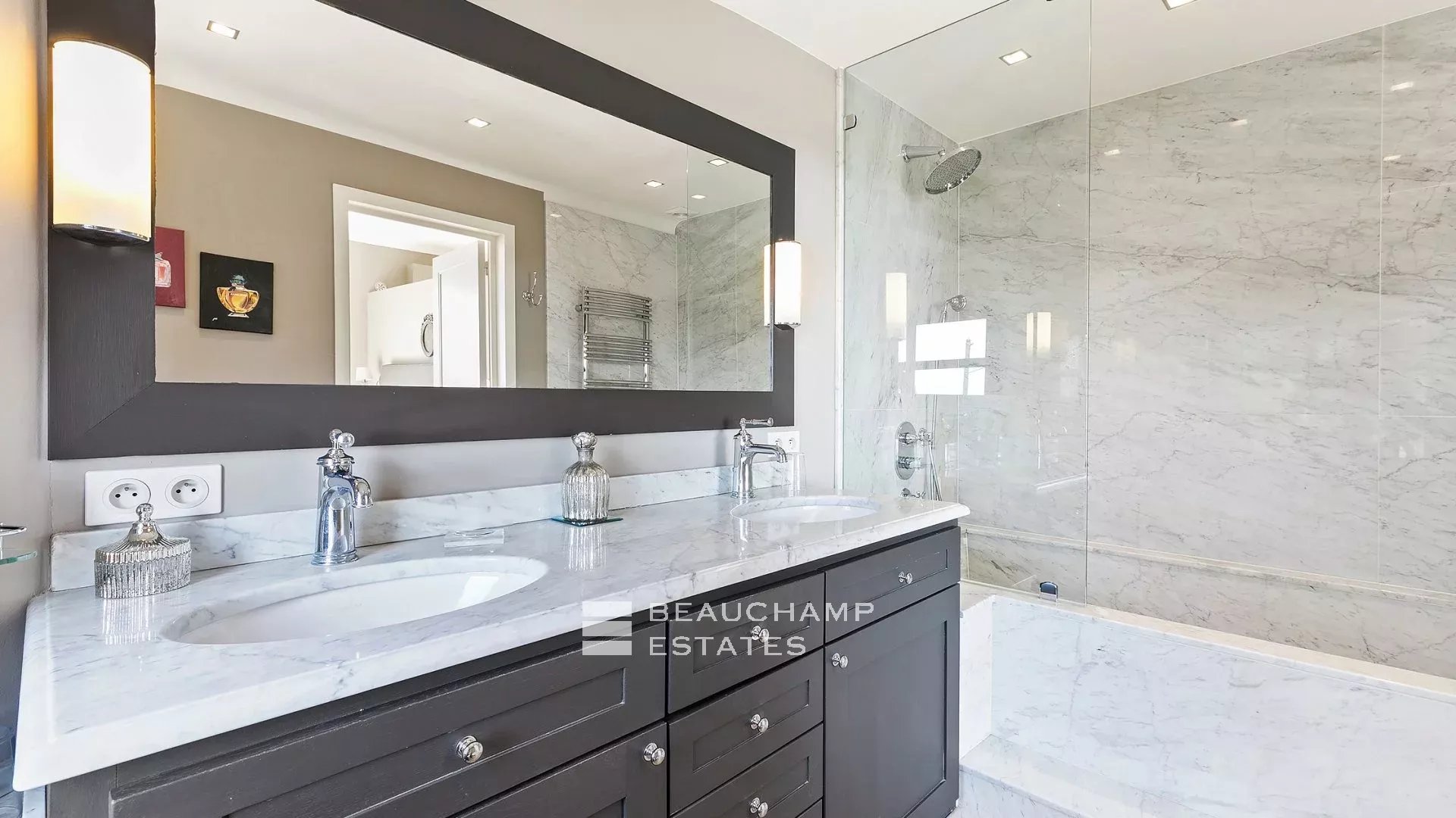 Villa néo-provençale de 5 chambres sur les hauteurs de Cannes Neo-Provencal villa with 5 bedrooms on the heights of Cannes