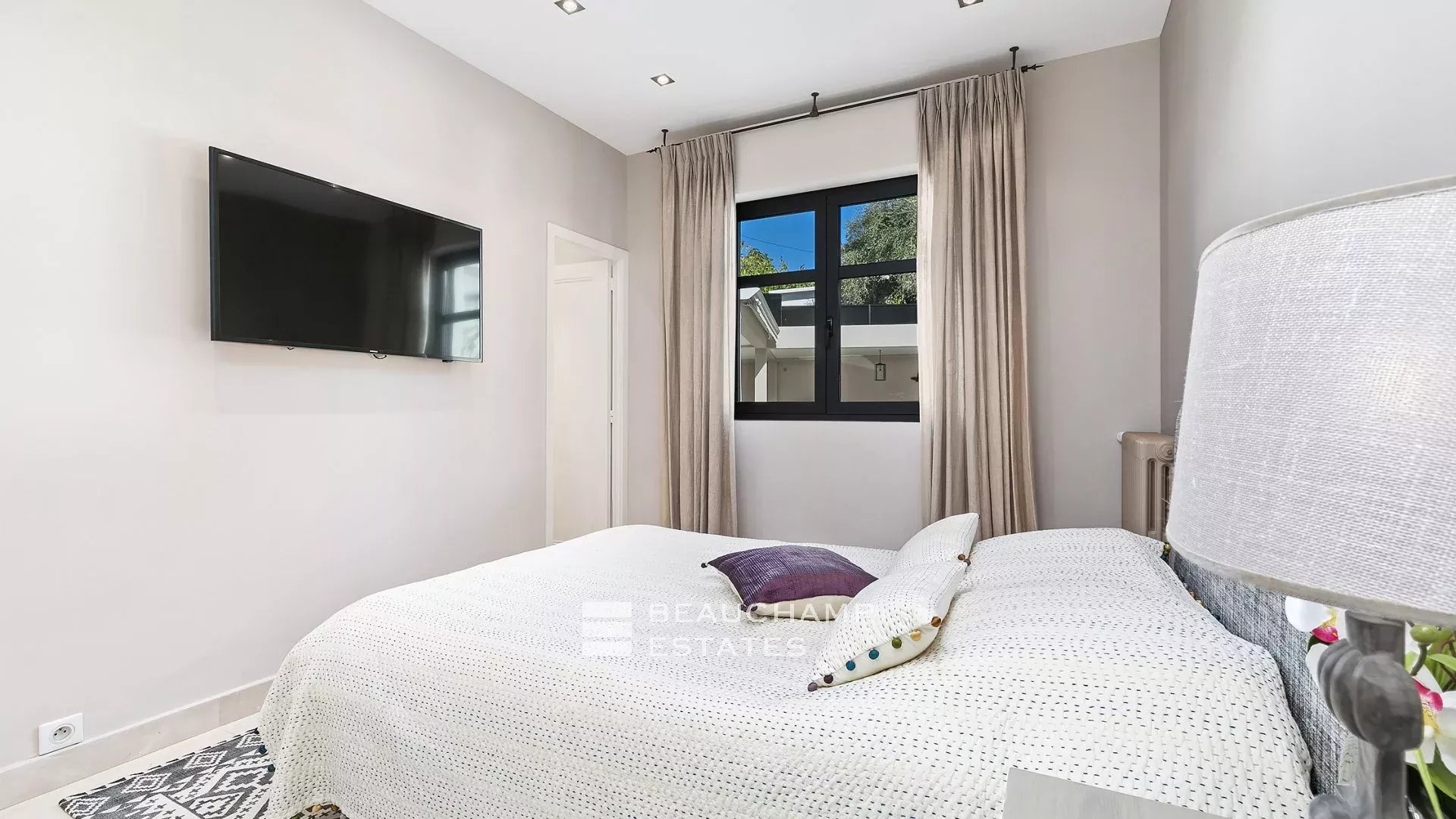 Villa néo-provençale de 5 chambres sur les hauteurs de Cannes Neo-Provencal villa with 5 bedrooms on the heights of Cannes