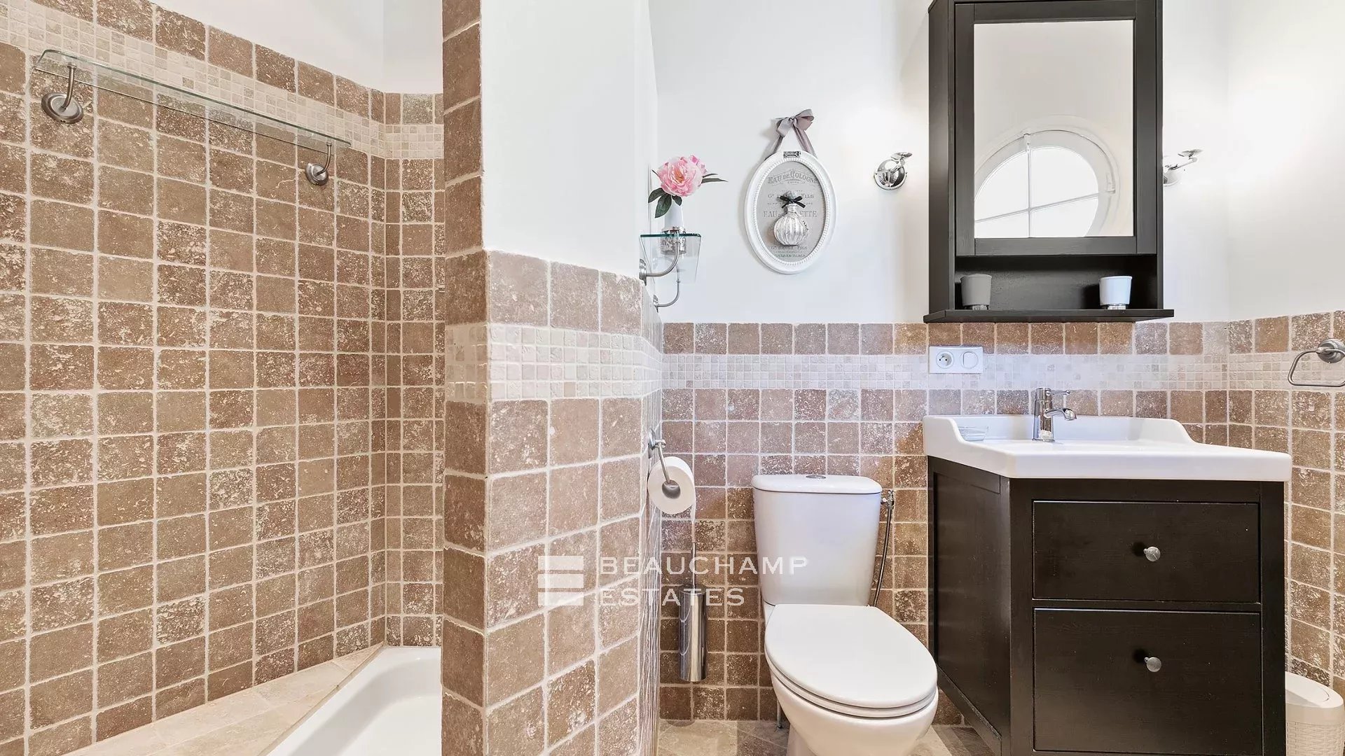 Villa néo-provençale de 5 chambres sur les hauteurs de Cannes Neo-Provencal villa with 5 bedrooms on the heights of Cannes